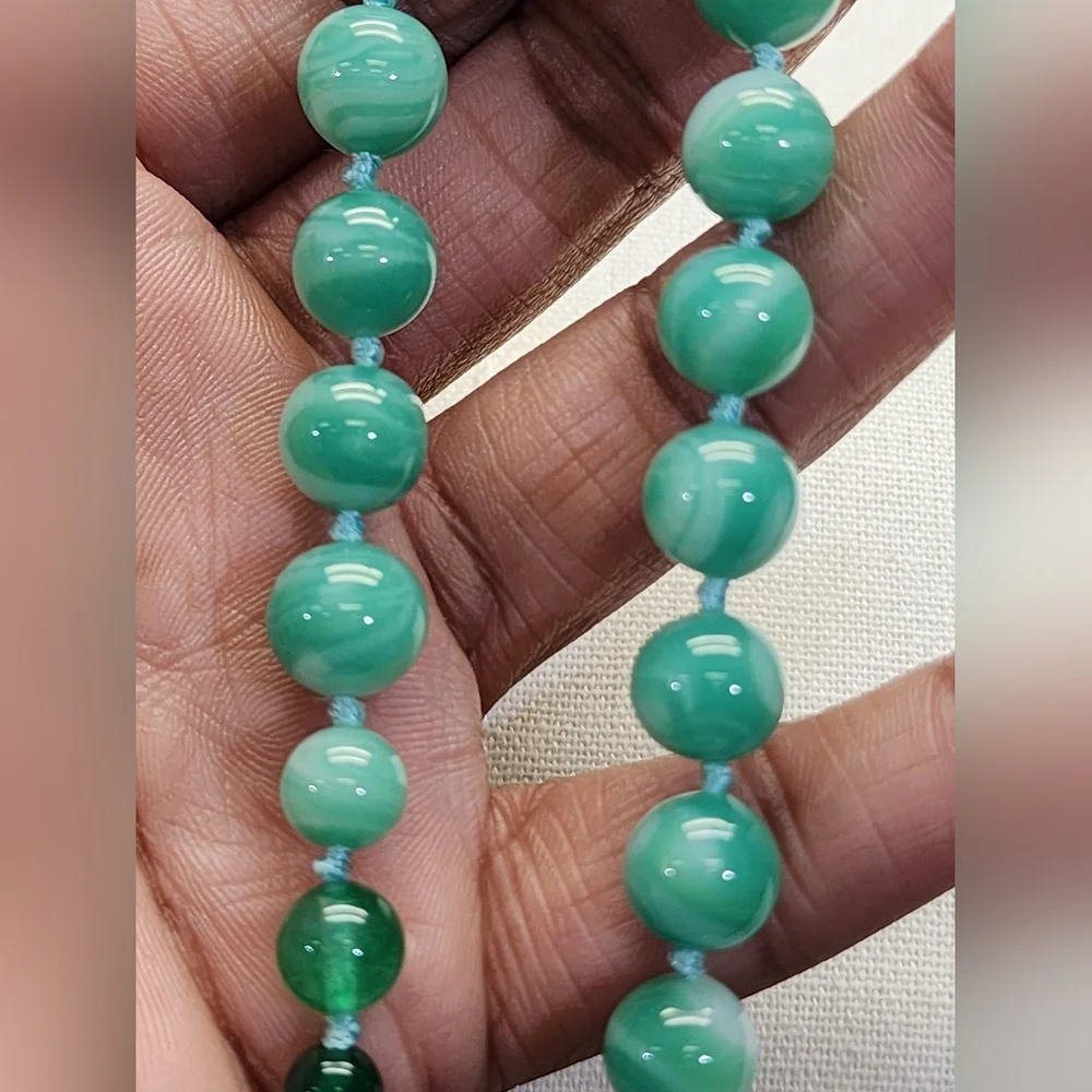 Vintage Green Stone Beaded Necklace Carved Floral Clasp Graduated Heavy - Picture 4 of 6
